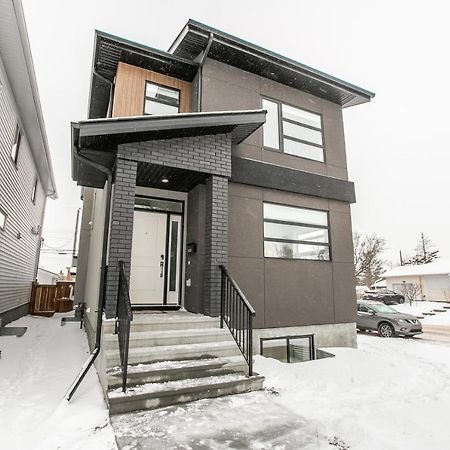 Bright Modern Home - King Bed - Free Parking - Fireplace - Fast Wi-Fi - Free Netflix Edmonton Exterior photo