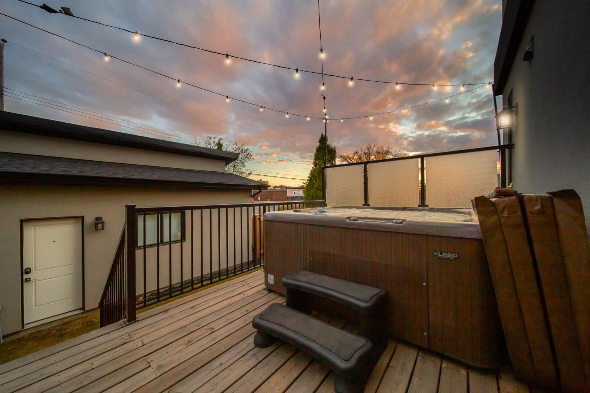 Bright Modern Home - King Bed - Free Parking - Fireplace - Fast Wi-Fi - Free Netflix Edmonton Exterior photo